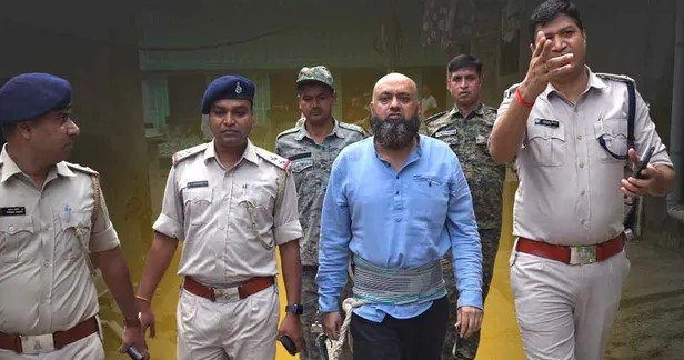 धनबादः गैंगस्टर प्रिंस खान के भाई बंटी खान की पुलिस ने करायी परेड, इस दौरान हमला भी हुआ
