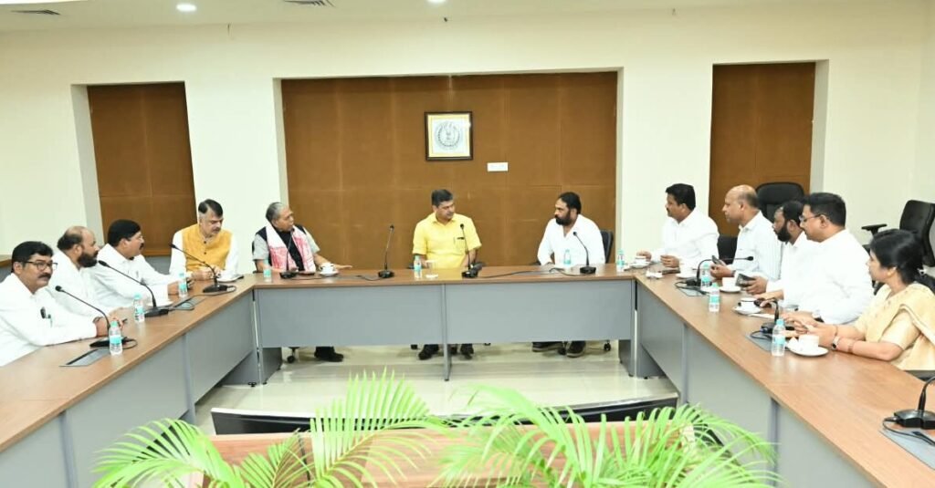 झारखंडः बीजेपी के बाद सत्तारूढ़ दलों के नेता मिले मुख्य सचिव से, अराजकता फैलाने वालों पर कार्रवाई की मांग