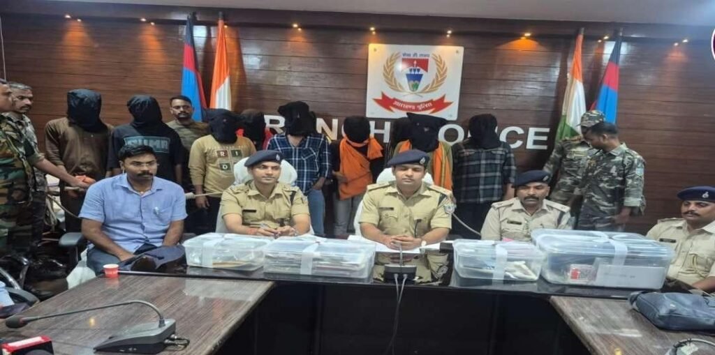 पलामू-गढ़वा के रहने वाले रांची में बिछाते थे साइबर ठगी का जाल, 10 गिरफ्तार, लाखों रूपये, एटीएम, मोबाइल जब्त