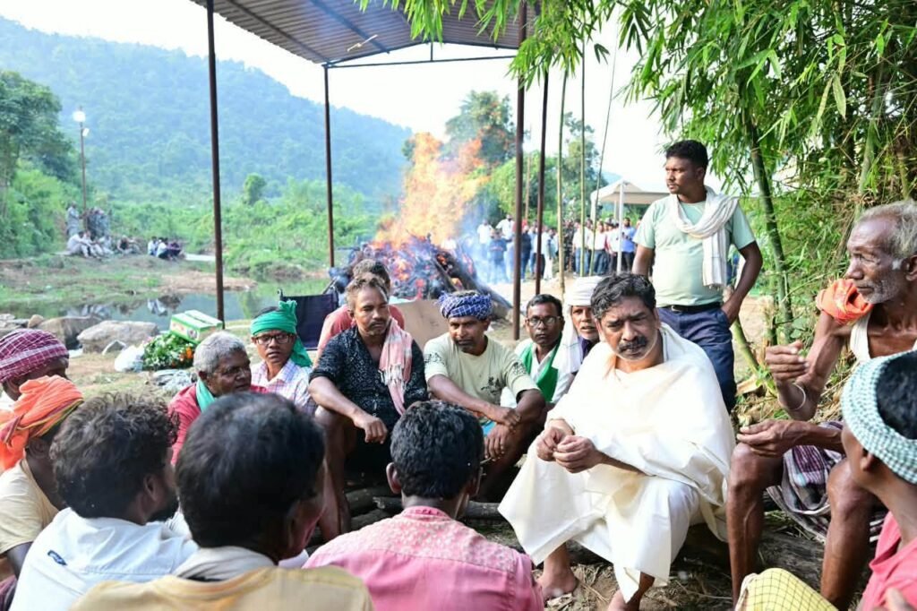 शोक में डूबा नेमरा, मां रूपी की चिता से उठती लपटों को डबडबायी आंखों से निहारते रहे पुत्र हेमंत