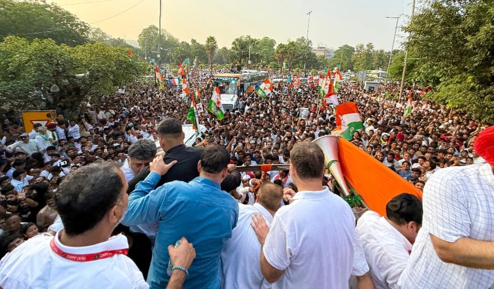 राहुल गांधी विपक्षी नेताओं के साथ सुप्रीम कोर्ट पहुंचे, चुनाव आयोग के कार्यों के खिलाफ दाख़िल की याचिका
