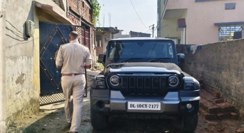 दिल्ली पुलिस की रांची में रेड, 2 थार और 4 बाइक बरामद