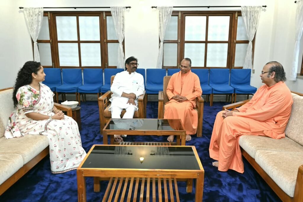 सीएम हेमंत पहुंचे योगदा सत्संग आश्रम, ध्यान मंदिर का किया भ्रमण, स्वामी जी से भी की मुलाकात